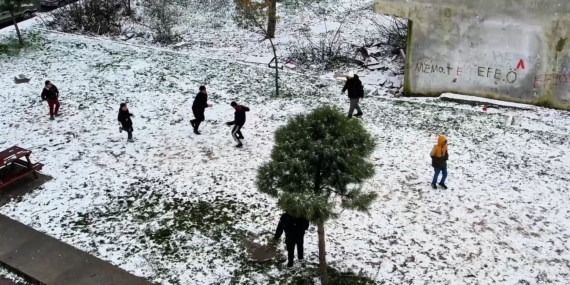 Kar yağışı altında futbol müsabakası dronla görüntülendi