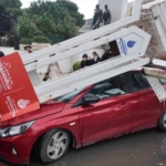 Üsküdar’da tırın üzerindeki ekskavatör tabelaya çarptı: 7 araç zarar gördü