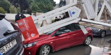 Üsküdar’da tırın üzerindeki ekskavatör tabelaya çarptı: 7 araç zarar gördü