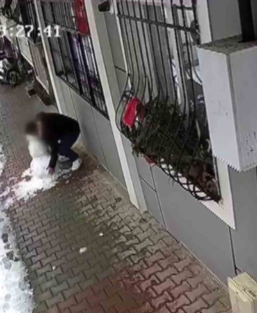 Küçükçekmece’de çocukların yaptığı kardan adamı götürdü