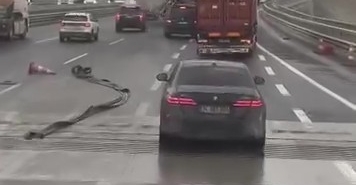 Kuzey Marmara Otoyolu’nda fırtınanın etkisiyle tır devrildi: O anlar kamerada