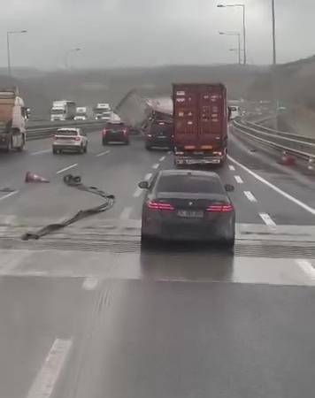 Kuzey Marmara Otoyolu’nda fırtınanın etkisiyle tır devrildi: O anlar kamerada