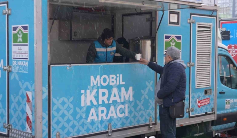 Bahçelievler’de kar mesaisi: Tuzlama, temizlik ve sıcak çorba ikramı