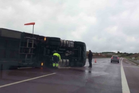 Fırtına otobanda tırı devirdi, sürücü kendi imkanlarıyla böyle çıktı