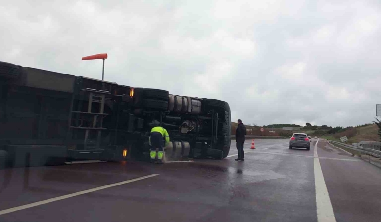 Fırtına otobanda tırı devirdi, sürücü kendi imkanlarıyla böyle çıktı