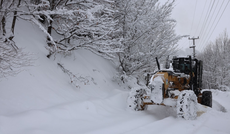 Beyaza bürünen Sakarya’da 36 noktada kar küreme çalışmaları sürüyor