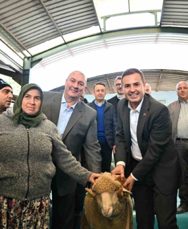 Bigadiçli üreticinin yüzünü Başkan Akın güldürdü