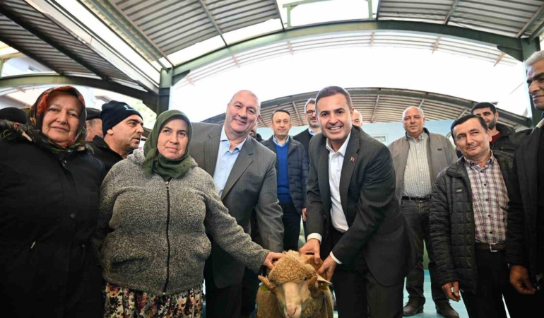 Bigadiçli üreticinin yüzünü Başkan Akın güldürdü