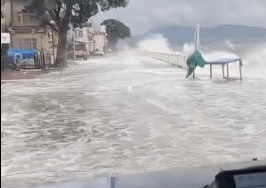 Fırtına sebebiyle kara ile deniz birleşti, tekneler battı