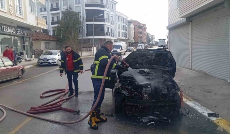 Pınarhisar’da park halindeki otomobil alevlere teslim oldu