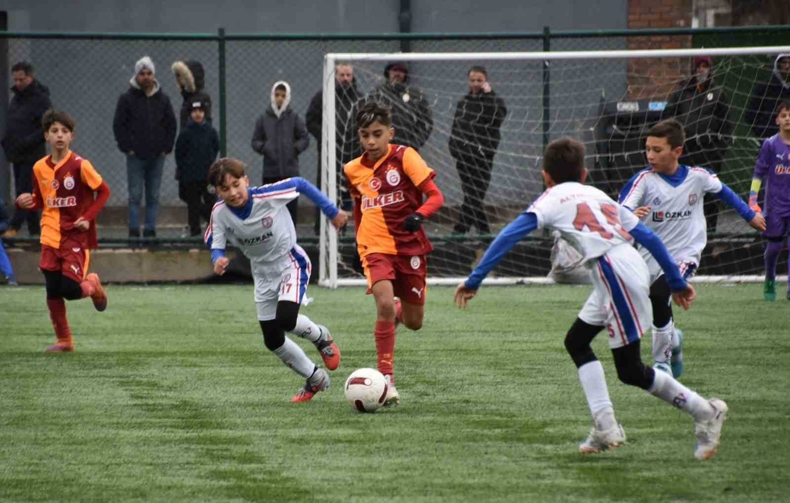 Geleceğin yıldız futbolcu adayları Balıkesir’de sahne aldı