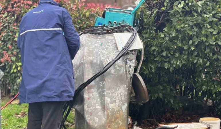 Sarıyer’de fırtına etkili oldu: Baz istasyonu ve ağaç devrildi