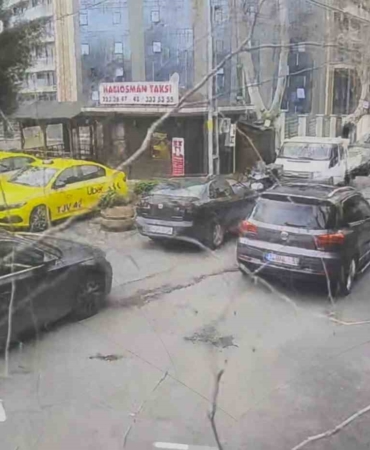 Sarıyer’de çınar ağacı otomobilin üzerine devrildi: O anlar kamerada