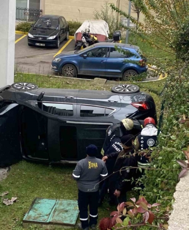 Kocaeli’de istinat duvarından düşen otomobildeki anne ve kızı yaralandı