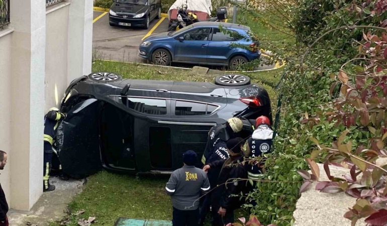 Kocaeli’de istinat duvarından düşen otomobildeki anne ve kızı yaralandı