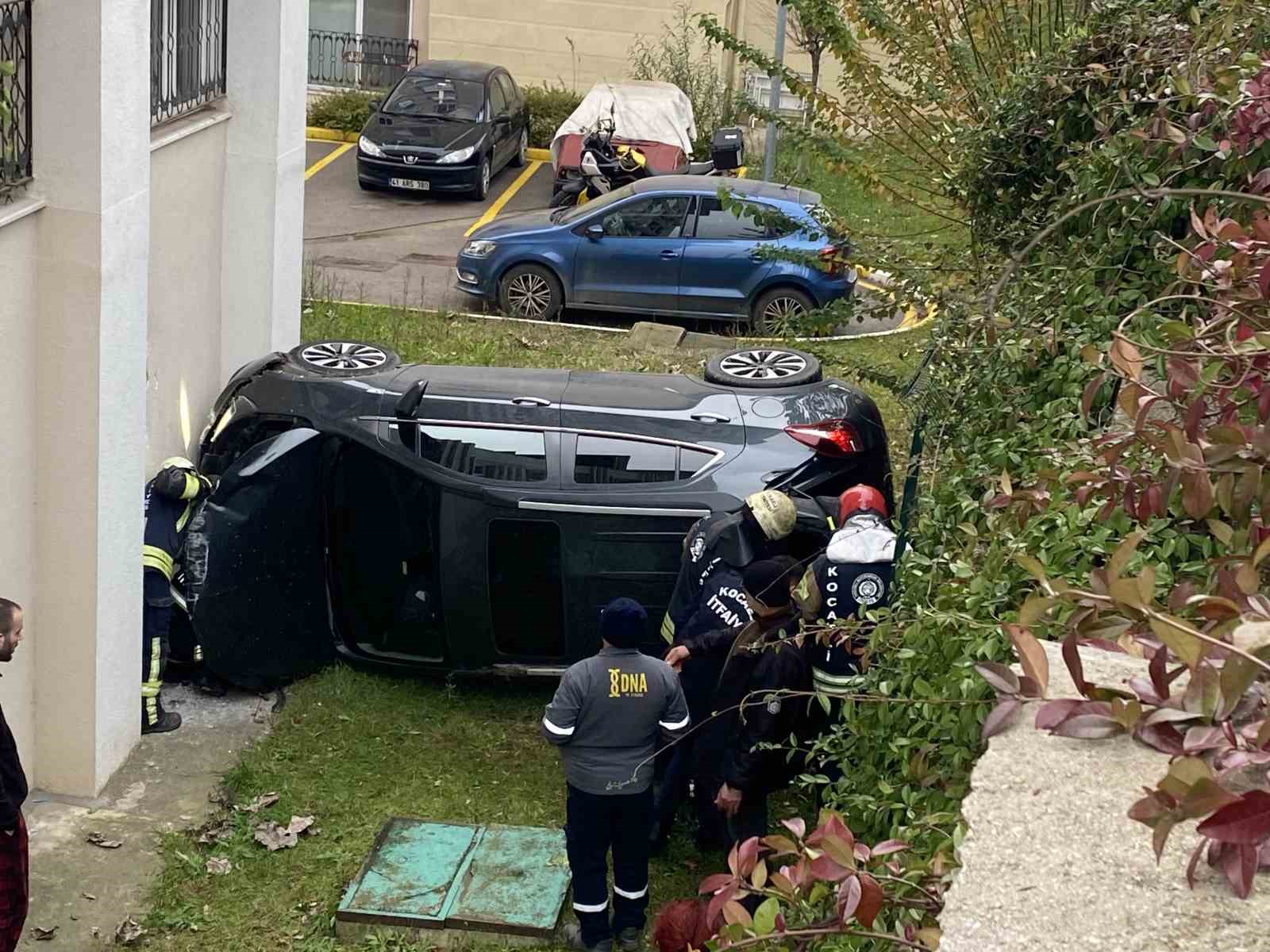 Kocaeli’de istinat duvarından düşen otomobildeki anne ve kızı yaralandı