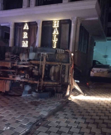 Maltepe’de moloz yüklü kamyonet otomobilin üzerine devrildi