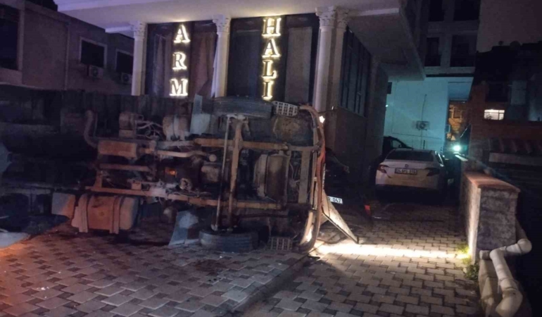 Maltepe’de moloz yüklü kamyonet otomobilin üzerine devrildi