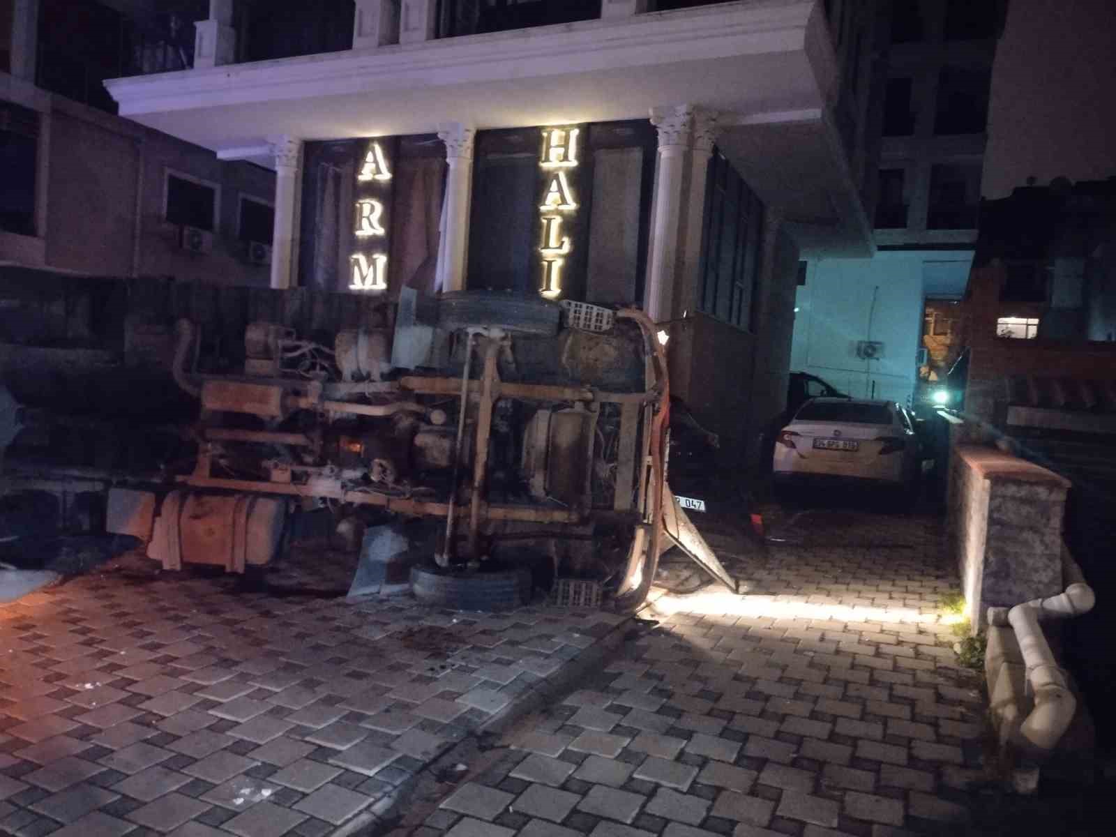 Maltepe’de moloz yüklü kamyonet otomobilin üzerine devrildi