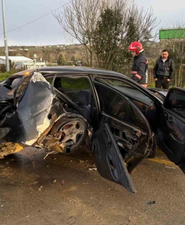 Köpeğe çarpmamak için direksiyon kırdı: Duvara çarparak durabildi