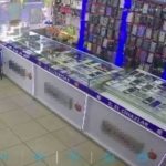 Pendik’te akılalmaz hırsızlık: kova ile dikkat dağıttılar, dükkan boşalınca telefonları çaldılar