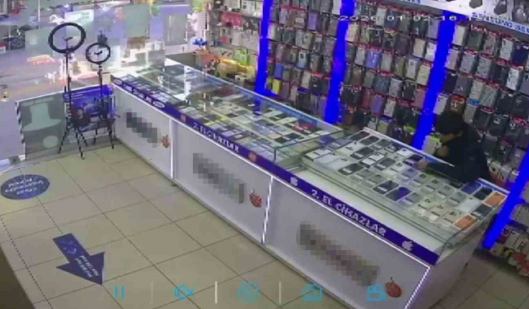 Pendik’te akılalmaz hırsızlık: kova ile dikkat dağıttılar, dükkan boşalınca telefonları çaldılar