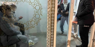 Minibüs durağını kirleten gençler hatalarını anlayınca yerleri temizlediler