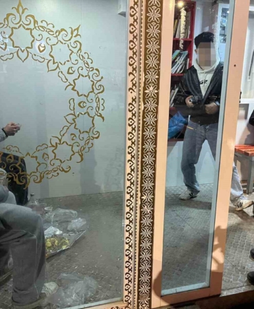 Minibüs durağını kirleten gençler hatalarını anlayınca yerleri temizlediler