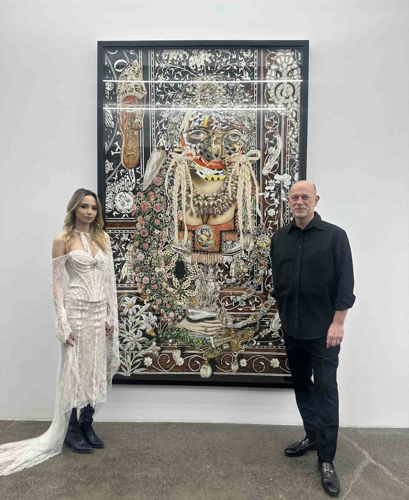 Tosyalı, genç sanatçıları destekleyerek kültürel üretime katkısını sürdürüyor