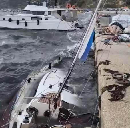 Keşan’da tekne battı, çatılar uçtu, iş yerleri hasar gördü