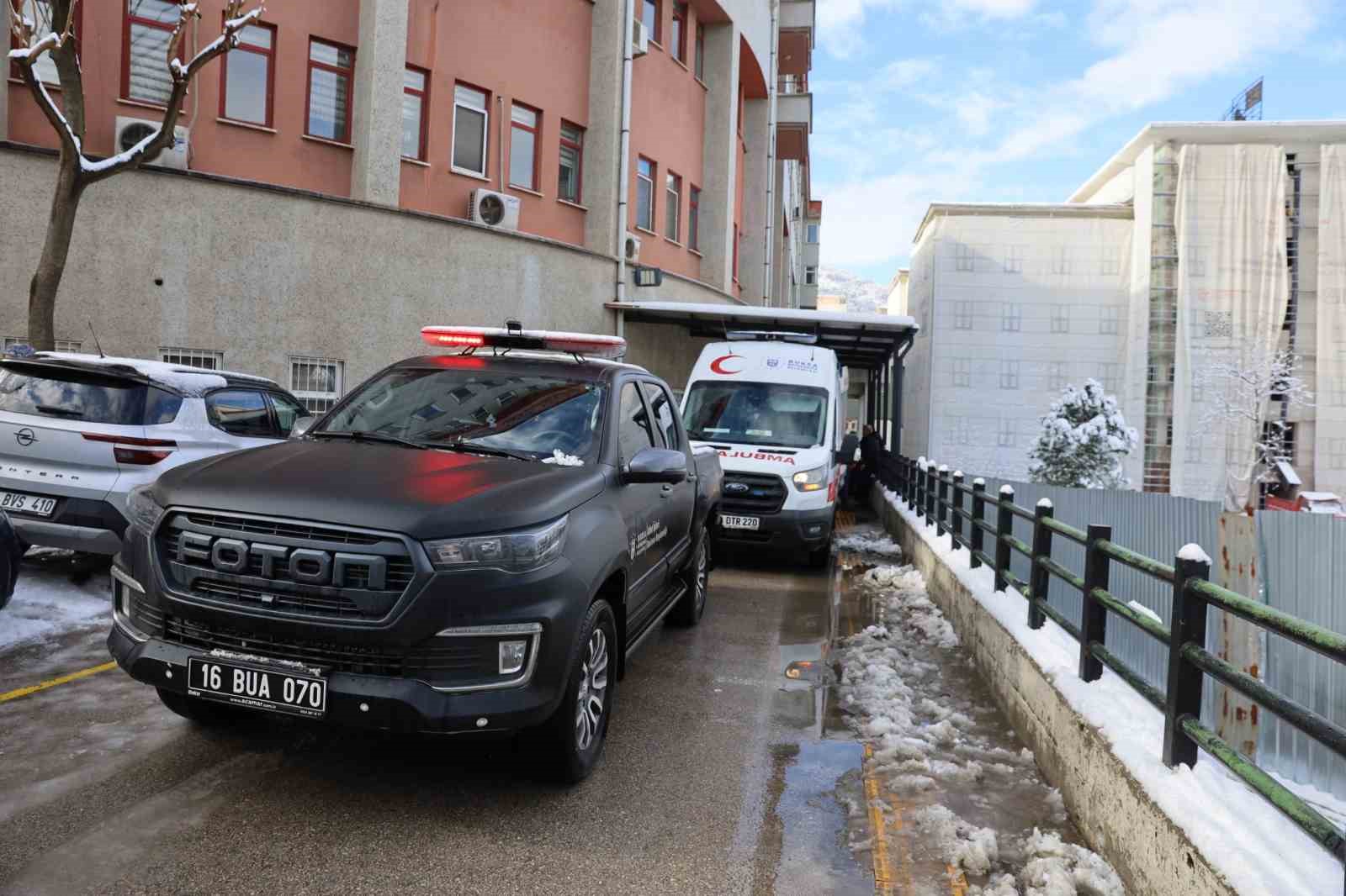 Kardan yolu kapanan hastaya büyükşehir ekipleri yetişti