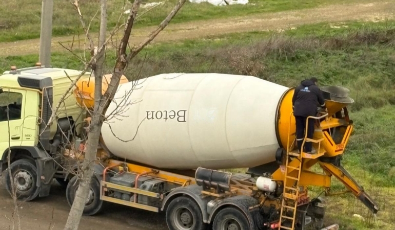 Beton mikseri boş araziye atık döktü iddiası