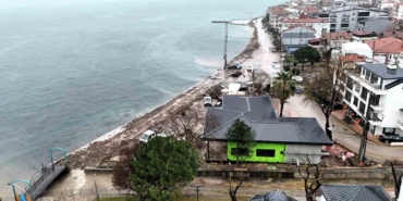 Gölcük Ulaşlı sahilinde taşkınlara karşı dalgakıran çalışması