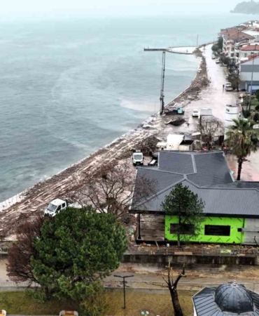 Gölcük Ulaşlı sahilinde taşkınlara karşı dalgakıran çalışması