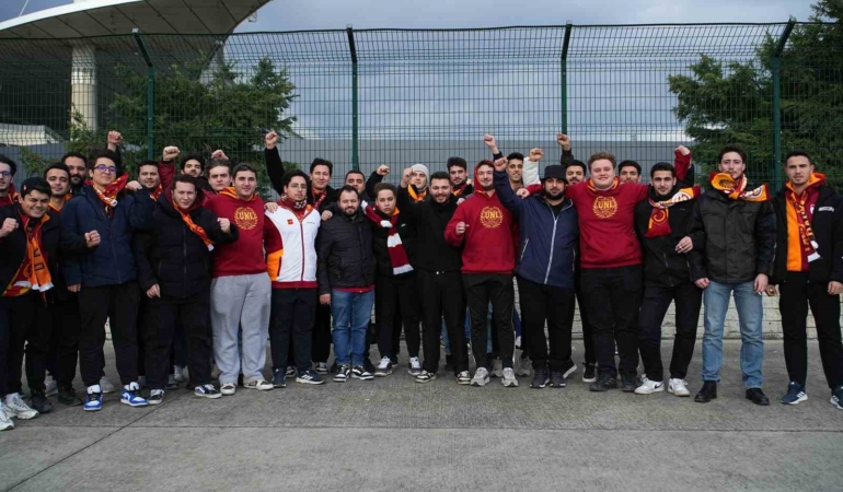 Galatasaraylı taraftarlar Süper Kupa finali için stada geldi