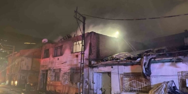 Sobadan çıkan yangın evi küle çevirdi: 2 kişi dumandan etkilendi