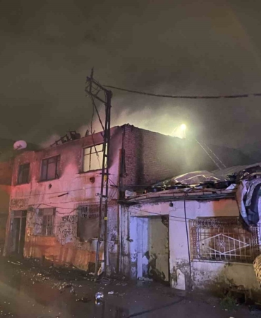 Sobadan çıkan yangın evi küle çevirdi: 2 kişi dumandan etkilendi