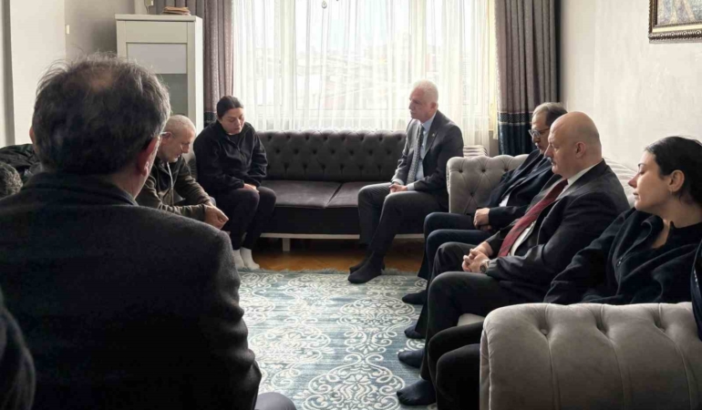 İstanbul Valisi Davut Gül, Güngören’de uğradığı bıçaklı saldırı sonucu hayatını kaybeden Atlas Çağlayan’ın ailesini ziyaret etti