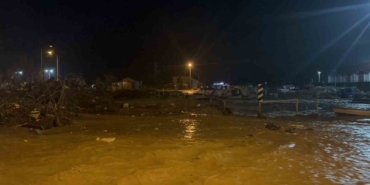 Çanakkale’de sağanak yağış nedeniyle Kepez Çayı taştı, sahil yolu trafiğe kapatıldı