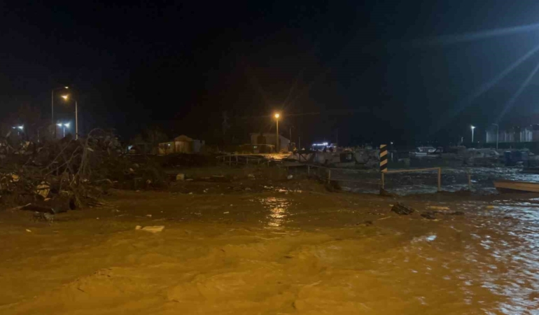Çanakkale’de sağanak yağış nedeniyle Kepez Çayı taştı, sahil yolu trafiğe kapatıldı