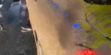 Çamura sapladıkları taksi sürücüsünü darp edip kaçtılar