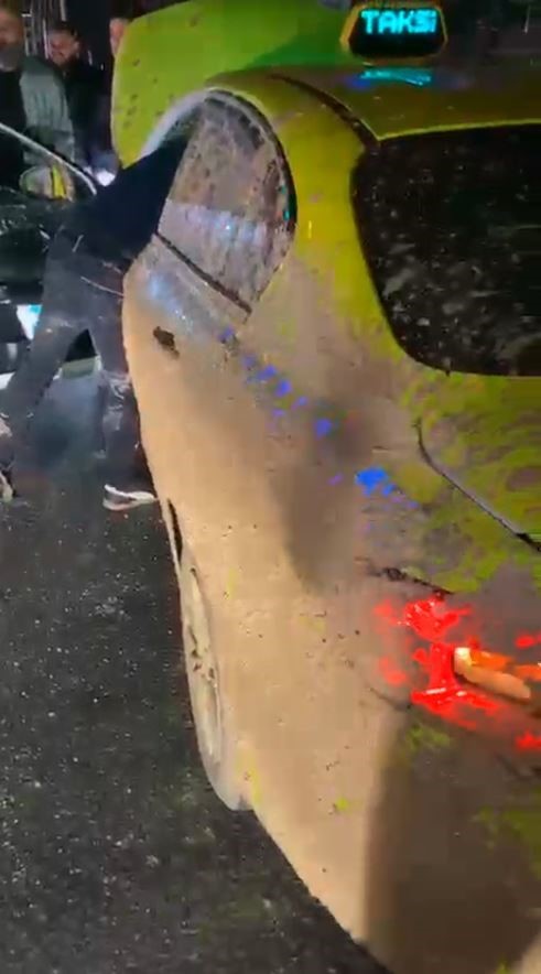 Çamura sapladıkları taksi sürücüsünü darp edip kaçtılar