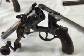 Bursa’da tarihi eser operasyonu: Çok sayıda silah ve obje ele geçirildi