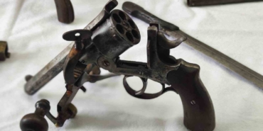 Bursa’da tarihi eser operasyonu: Çok sayıda silah ve obje ele geçirildi