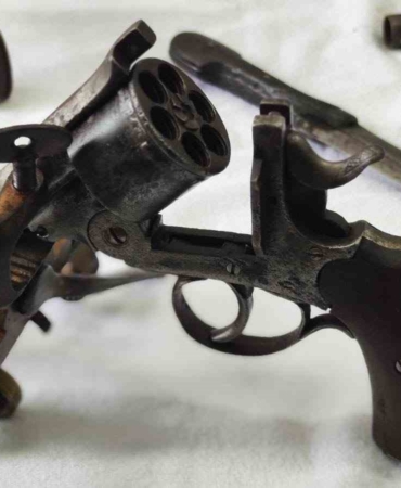 Bursa’da tarihi eser operasyonu: Çok sayıda silah ve obje ele geçirildi