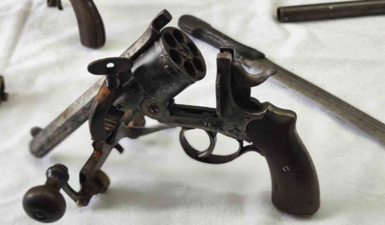 Bursa’da tarihi eser operasyonu: Çok sayıda silah ve obje ele geçirildi