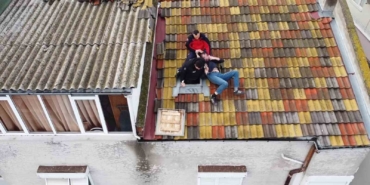 Balıkesir’de çatıya çıkan adamı polis ve itfaiye ekipleri indirdi