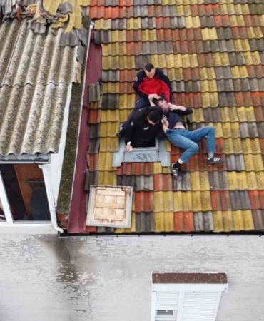 Balıkesir’de çatıya çıkan adamı polis ve itfaiye ekipleri indirdi