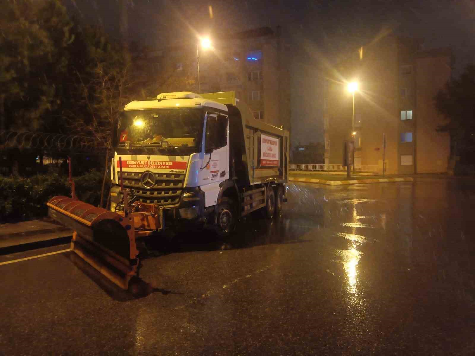 Esenyurt Belediyesi olumsuz hava şartlarına karşı 24 saat görev başında