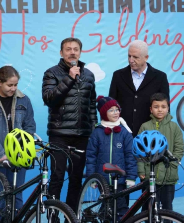 Yılın ilk gününde Bahçelievler’de 100 çocuk bisikletine kavuştu